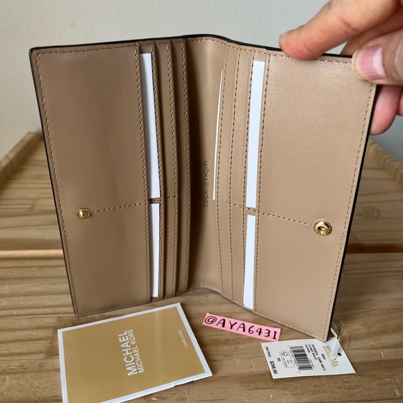 Michael Kors Wallet🎈🎈 - Picture 5 of 8